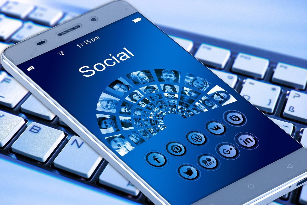 7 Benefits of Hiring Someone to Post on Social Media for Your Business